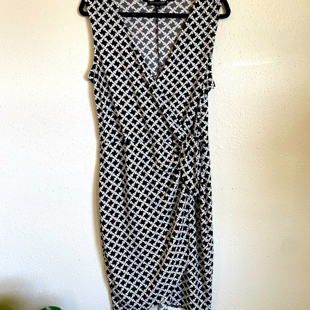 Faux-wrap sleeveless Banana Republic midi dress. Black and white lattice print.